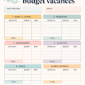 Femme qui planifie son budget vacances avec un carnet
