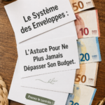 Une main tenant plusieurs enveloppes pour symboliser le système des enveloppes et la gestion budgétaire.