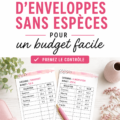 Femme souriante utilisant le système des enveloppes pour gérer son budget