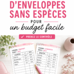Femme souriante utilisant le système des enveloppes pour gérer son budget