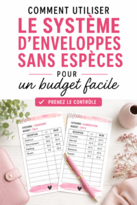 Femme souriante utilisant le système des enveloppes pour gérer son budget