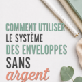 Femme heureuse utilisant un système d'enveloppes pour gérer son budget