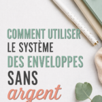 Femme heureuse utilisant un système d'enveloppes pour gérer son budget