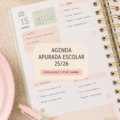 Agenda scolaire 2025-2026 ouvert sur une table, avec des fournitures de bureau à côté.