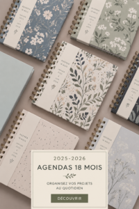 Un agenda élégant pour 2025-2026 ouvert sur un bureau, avec des stylos colorés à côté.