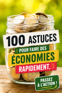Une femme souriante consulte des astuces pour économiser de l'argent avec un carnet et un stylo.