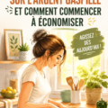 Femme souriante analysant son budget sur un ordinateur.