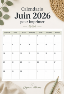 Calendrier de Juin 2026 imprimé sur un bureau avec des fournitures de bureau.