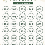 Femme heureuse tenant un calendrier d'économies sur un bureau.
