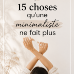 Femme souriante dans un intérieur minimaliste et apaisant