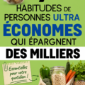 Femme souriante tenant un porte-monnaie rempli d'argent en jouant avec des pièces, illustrant des habitudes d'économies.