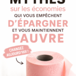 Une femme souriante consultant un budget financier tout en buvant une tasse de café.