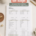 Femme souriante consultant son budget avec un ordinateur portable, atmosphère chaleureuse et organisée.