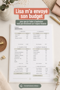 Femme souriante consultant son budget avec un ordinateur portable, atmosphère chaleureuse et organisée.