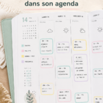 Agenda coloré ouvert sur une table, illustrant l'organisation par couleurs.