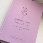 Femme écrivant dans un journal au soleil, représentant un moment de réflexion quotidienne