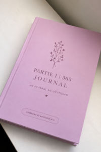 Femme écrivant dans un journal au soleil, représentant un moment de réflexion quotidienne