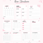 Une enseignante souriante utilise son planner pour organiser son année scolaire.