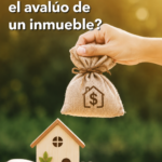 Image d'un professionnel effectuant une évaluation immobilière avec des documents et un ordinateur.