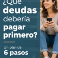 Femme heureuse gérant ses finances avec un plan de remboursement actif.