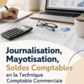 Femme souriante en train de gérer son budget avec un ordinateur portable et un carnet.