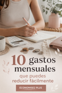 Femme examinant ses dépenses mensuelles avec un ordinateur portable et des notes.