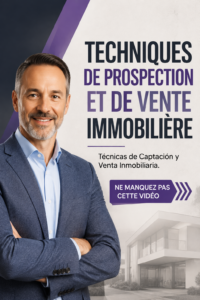 Une femme souriante se tient devant une maison à vendre, représentant des opportunités immobilières.