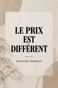 Femme souriante tenant un carnet et un stylo pour gérer son budget