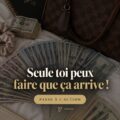 Femme souriante consultant un budget avec un ordinateur