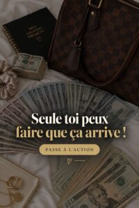 Femme souriante consultant un budget avec un ordinateur