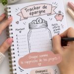 Femme souriante planifiant son budget d'épargne à l'aide d'un ordinateur et d'un carnet.