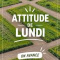 Femme souriante dans un environnement de travail agréable, symbolisant l'attitude positive du lundi.