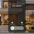 Femme souriante posant devant sa maison de rêve planifiée avec soin