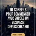 Femme souriante travaillant sur son ordinateur à la maison pour son entreprise