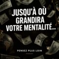 Femme réfléchissant à sa gestion financière tout en lisant un livre de développement personnel.