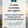 Femme souriante prenant des notes pour gérer son budget personnel