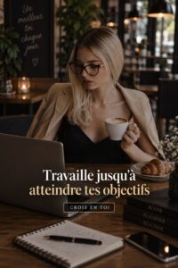 Femme en train de planifier ses objectifs financiers avec des documents et un ordinateur