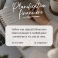 Femme souriante utilisant son ordinateur pour gérer ses finances personnelles.