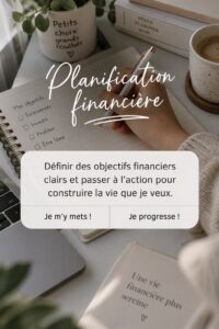 Femme souriante utilisant son ordinateur pour gérer ses finances personnelles.