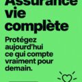 Une femme souriante en consultant des documents sur l'assurance vie entière.