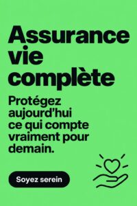 Une femme souriante en consultant des documents sur l'assurance vie entière.