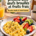 Petit-déjeuner équilibré avec œufs brouillés, fruits frais et pain complet sur une table chaleureuse.