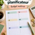 Femme souriante utilisant un planificateur financier pour gérer ses dépenses.